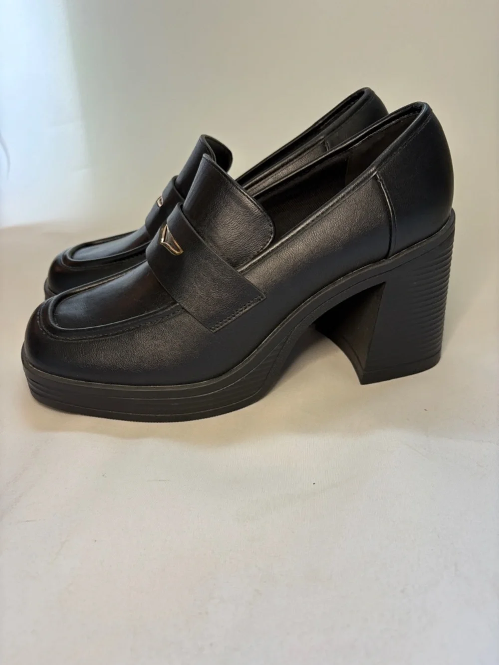 Rouge Helium Black Platform Loafer Pumps with Gold Accent Size 10